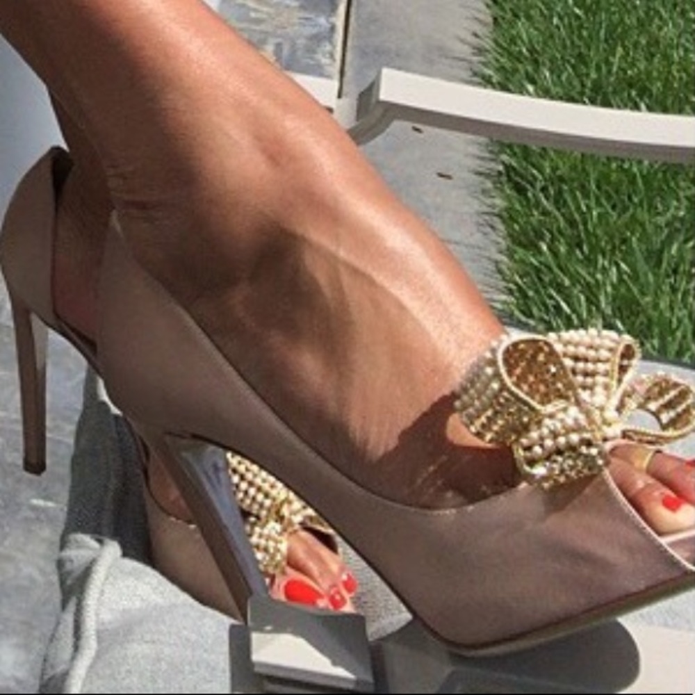 VALENTINO
Nude Satin Pearl Bow d'Orsay Pumps perfect sexy Valentine‘s shoe 💗 - Picture 1 of 11